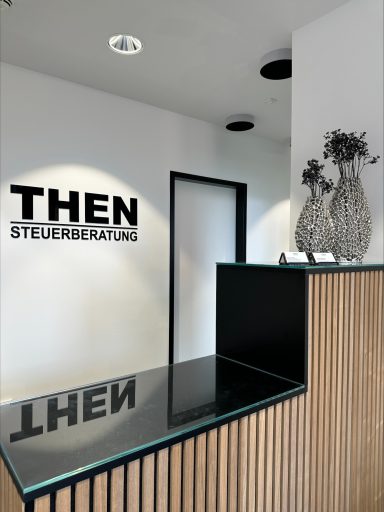 Moderne Steuerberatungskanzlei mit Holz- und Glasoberflächen, eleganten Vasen.